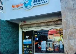 Fachada de la tienda Suplemen's La Paz con su letrero y aparador de suplementos